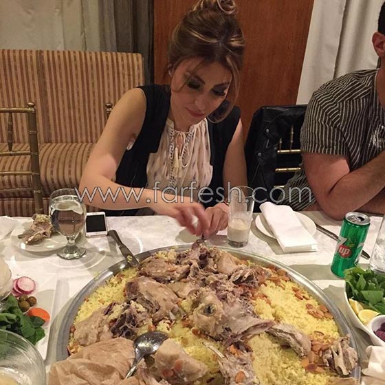 ماذا تأكل النجمات؟ شاهد صور فنانات اثناء تناول الطعام تفضح شراهتهن! صورة رقم 13
