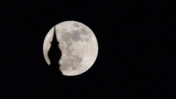 صور القمر العملاق يضيء السماء في ارجاء العالم صورة رقم 9 صور القمر العملاق يضيء السماء في ارجاء العالم صورة رقم 9