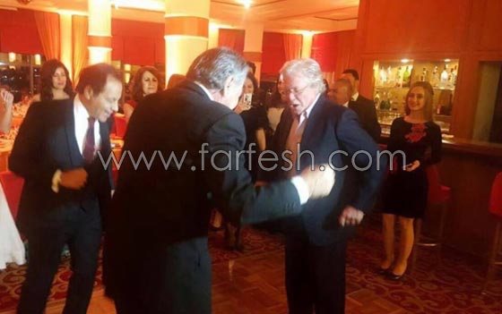 فيديو مسرّب: حسين فهمي يرقص (تويست) مع أخيه مصطفى في حفل زفافه صورة رقم 9