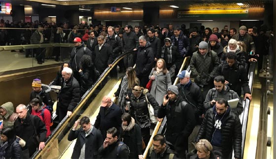 استعان بمصابيح شجرة الميلاد ليفجر المترو بنيويورك صورة رقم 3