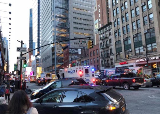 استعان بمصابيح شجرة الميلاد ليفجر المترو بنيويورك صورة رقم 7