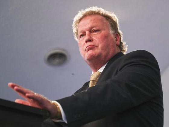 نائب أميركي ينتحر فوق جسر والسبب..!! صورة رقم 1