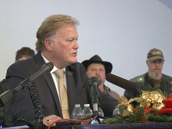 نائب أميركي ينتحر فوق جسر والسبب..!! صورة رقم 4