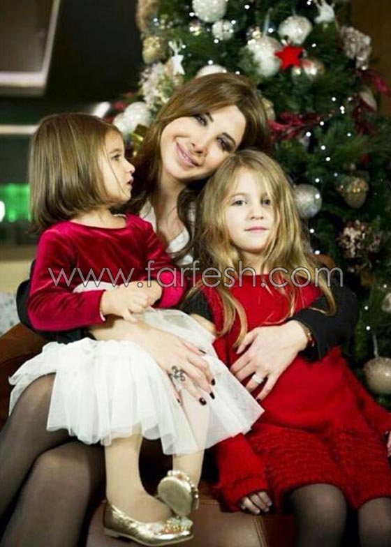 صور ابنة نانسي عجرم تغني ترانيم عيد الميلاد وتنافس والدتها صورة رقم 4