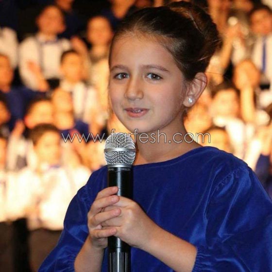 صور ابنة نانسي عجرم تغني ترانيم عيد الميلاد وتنافس والدتها صورة رقم 3