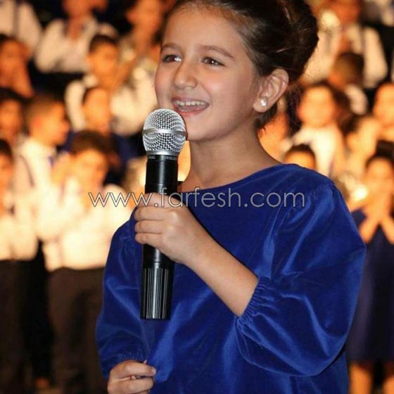 صور ابنة نانسي عجرم تغني ترانيم عيد الميلاد وتنافس والدتها صورة رقم 2
