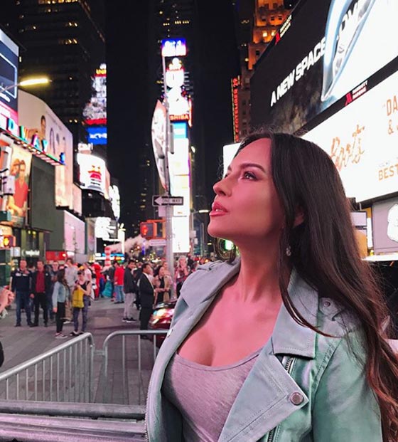 فيديو وصور عازفة أوزبيكية تذهل الجمهور بعزفها وبقوامها الجميل صورة رقم 2