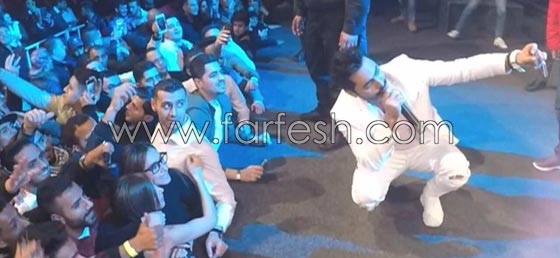 بالفيديو تامر حسني ينسحب من حفله في عمان بعد شجار وفوضى ومحاولة اعتداء صورة رقم 1