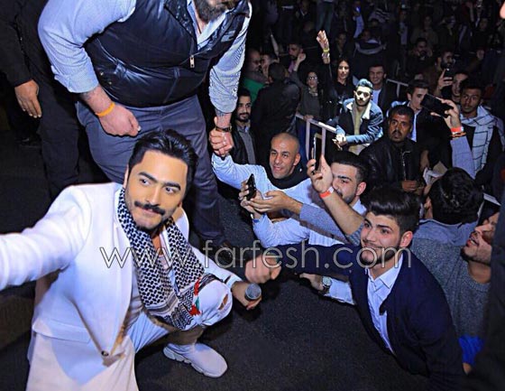 بالفيديو تامر حسني ينسحب من حفله في عمان بعد شجار وفوضى ومحاولة اعتداء صورة رقم 2