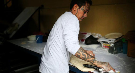 عضو عصابة إجرامية يتحول إلى خباز ويتطوع في الكنيسة.. صورة رقم 4