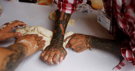 عضو عصابة إجرامية يتحول إلى خباز ويتطوع في الكنيسة.. صورة رقم 1