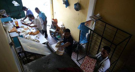 عضو عصابة إجرامية يتحول إلى خباز ويتطوع في الكنيسة.. صورة رقم 6