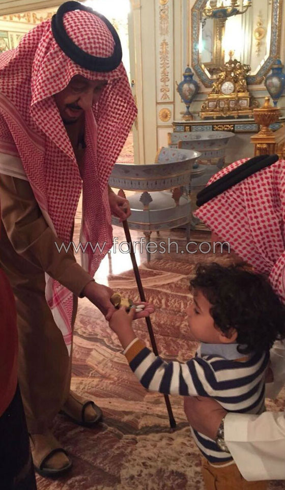 10 صور عفوية للملك سلمان تحفل بالبساطة والتلقائية  صورة رقم 3