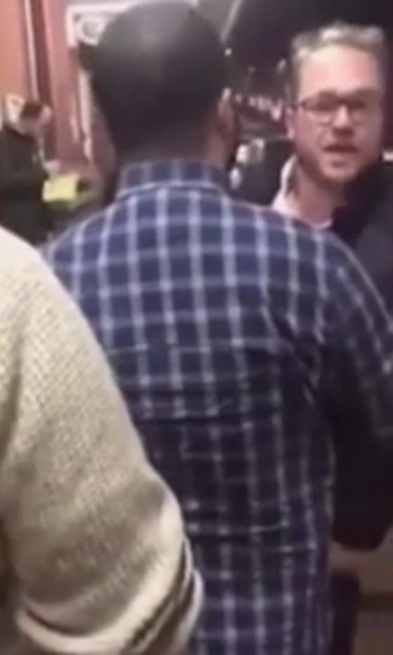 فيديو مقزز.. هجوم على سائق مسلم في بريطانيا صورة رقم 1 فيديو مقزز.. هجوم على سائق مسلم في بريطانيا صورة رقم 1