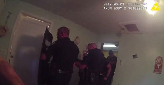 بالفيديو.. لحظة قتل شابة أميركية هددت الشرطة بمسدس صورة رقم 1 بالفيديو.. لحظة قتل شابة أميركية هددت الشرطة بمسدس صورة رقم 1