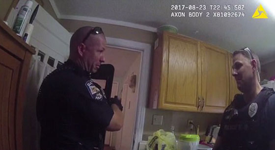 بالفيديو.. لحظة قتل شابة أميركية هددت الشرطة بمسدس صورة رقم 3 بالفيديو.. لحظة قتل شابة أميركية هددت الشرطة بمسدس صورة رقم 3