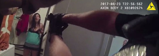 بالفيديو.. لحظة قتل شابة أميركية هددت الشرطة بمسدس صورة رقم 4 بالفيديو.. لحظة قتل شابة أميركية هددت الشرطة بمسدس صورة رقم 4