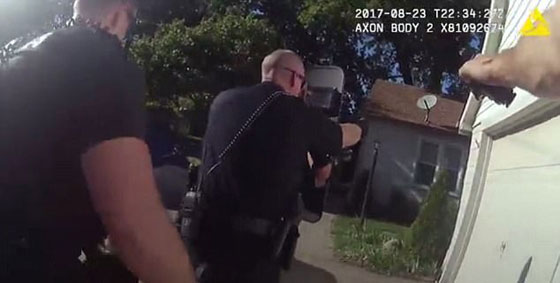 بالفيديو.. لحظة قتل شابة أميركية هددت الشرطة بمسدس صورة رقم 2 بالفيديو.. لحظة قتل شابة أميركية هددت الشرطة بمسدس صورة رقم 2