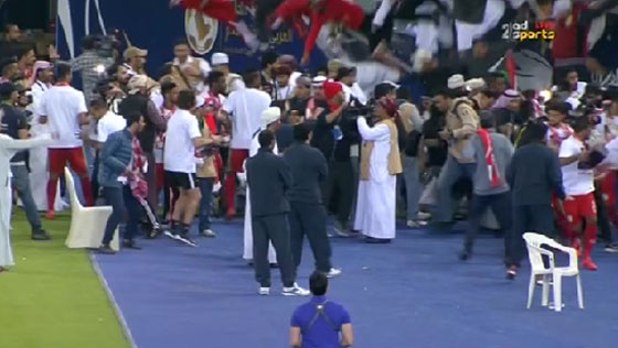 فيديو لحظة سقوط الجماهير العُمانية من المدرجات أثناء الاحتفال بالفوز صورة رقم 2 فيديو لحظة سقوط الجماهير العُمانية من المدرجات أثناء الاحتفال بالفوز صورة رقم 2