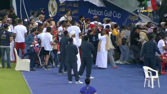 فيديو لحظة سقوط الجماهير العُمانية من المدرجات أثناء الاحتفال بالفوز صورة رقم 3 فيديو لحظة سقوط الجماهير العُمانية من المدرجات أثناء الاحتفال بالفوز صورة رقم 3