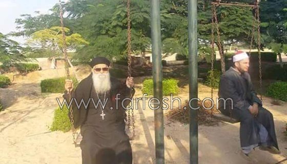 صورة طريفة: شيخ وقسّ يلهوان ويركبان الارجوحة وهذا تعليق الفنانين صورة رقم 3