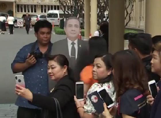 طريقة غريبة للتهرب من الصحفيين لدى رئيس وزراء تايلاند صورة رقم 3 طريقة غريبة للتهرب من الصحفيين لدى رئيس وزراء تايلاند صورة رقم 3