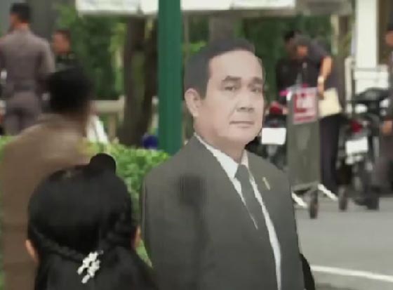 طريقة غريبة للتهرب من الصحفيين لدى رئيس وزراء تايلاند صورة رقم 2 طريقة غريبة للتهرب من الصحفيين لدى رئيس وزراء تايلاند صورة رقم 2