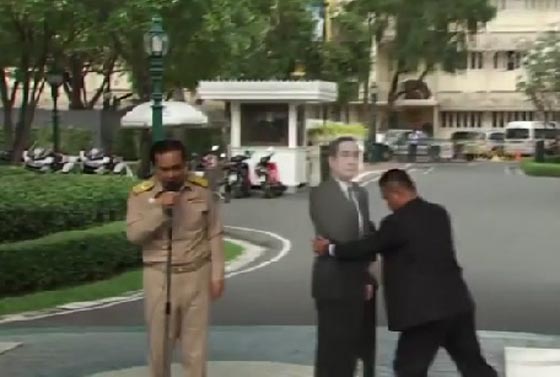 طريقة غريبة للتهرب من الصحفيين لدى رئيس وزراء تايلاند صورة رقم 1 طريقة غريبة للتهرب من الصحفيين لدى رئيس وزراء تايلاند صورة رقم 1