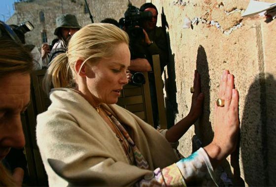 فنانين وشخصيات مشهورة وقفت أمام حائط المبكى وصدمت العرب  صورة رقم 1