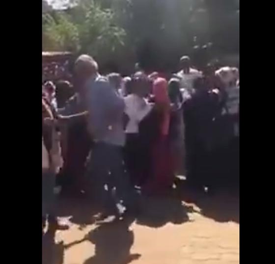 بالفيديو.. رئيس جامعة يعتدي بالضرب على طالبتين خلال مظاهرة صورة رقم 1 بالفيديو.. رئيس جامعة يعتدي بالضرب على طالبتين خلال مظاهرة صورة رقم 1