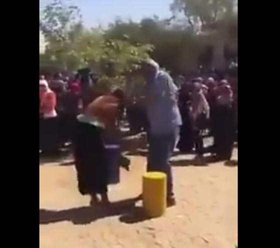 بالفيديو.. رئيس جامعة يعتدي بالضرب على طالبتين خلال مظاهرة صورة رقم 2 بالفيديو.. رئيس جامعة يعتدي بالضرب على طالبتين خلال مظاهرة صورة رقم 2