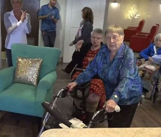 بالصور: أمريكية عمرها 104 تقول: الكولا هي سر عمري الطويل! صورة رقم 3 بالصور: أمريكية عمرها 104 تقول: الكولا هي سر عمري الطويل! صورة رقم 3