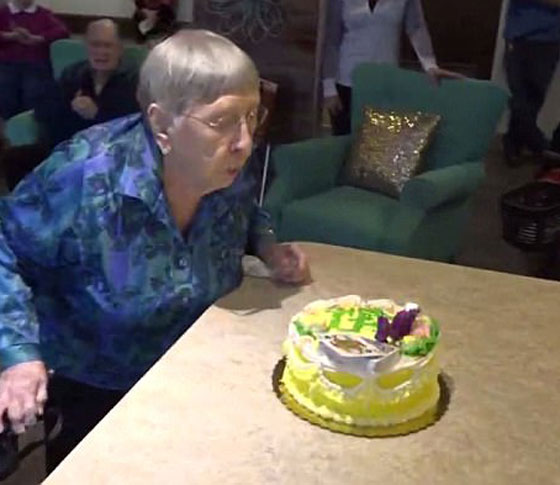 بالصور: أمريكية عمرها 104 تقول: الكولا هي سر عمري الطويل! صورة رقم 2 بالصور: أمريكية عمرها 104 تقول: الكولا هي سر عمري الطويل! صورة رقم 2