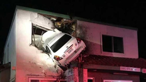  حادث سيارة غريب يحطم قواعد الطبيعة.. صور صورة رقم 1