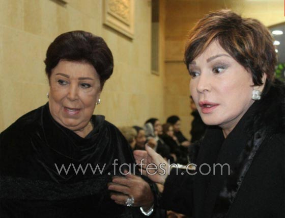 صور فنانين تعلو الابتسامات والضحكات وجوههم في عزاء الجداوي!  صورة رقم 4