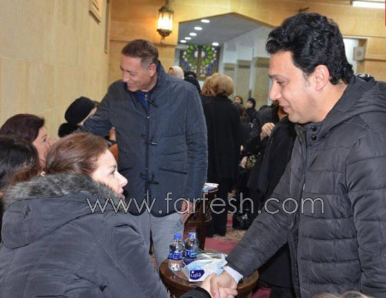 صور فنانين تعلو الابتسامات والضحكات وجوههم في عزاء الجداوي!  صورة رقم 6