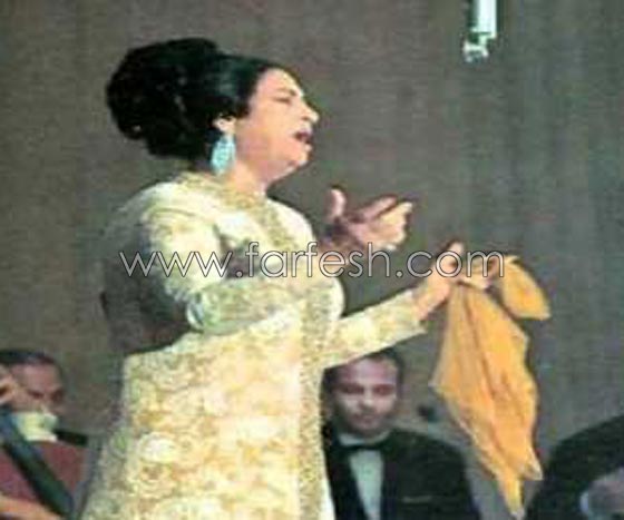 بالصوت.. ام كلثوم تكشف سر المنديل الذي كانت تمسكه صورة رقم 1
