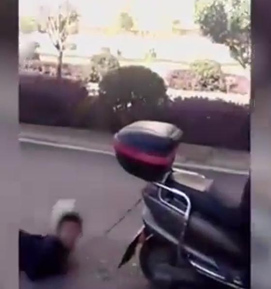 فيديو صادم.. ام تجر ابنها بدراجتها النارية لتلقنه درساً صورة رقم 2