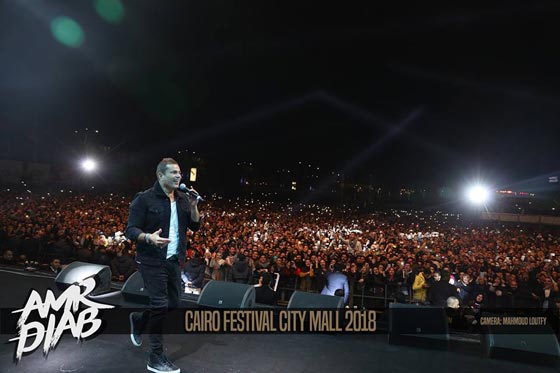 فيديو وصور: عمرو دياب يشعل المسرح  في حفله الغنائي في القاهرة صورة رقم 6
