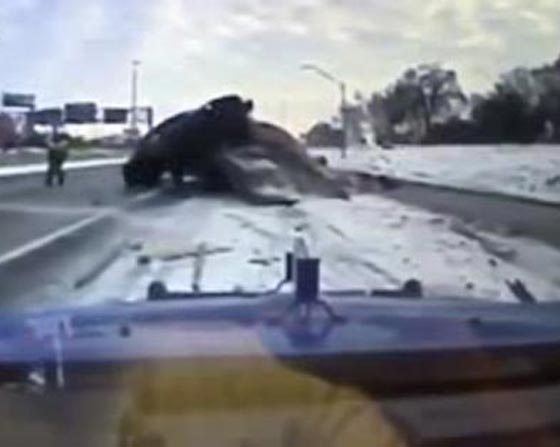 فيديو مروع.. حادث مزدوج ونجاة السائقين بأعجوبة صورة رقم 1