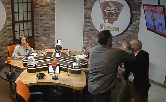 عراك بالأيدي بسبب الزعيم السوفيتي الراحل ستالين  صورة رقم 3