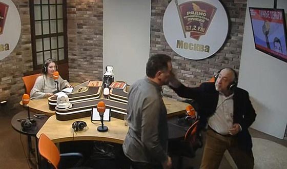 عراك بالأيدي بسبب الزعيم السوفيتي الراحل ستالين  صورة رقم 1