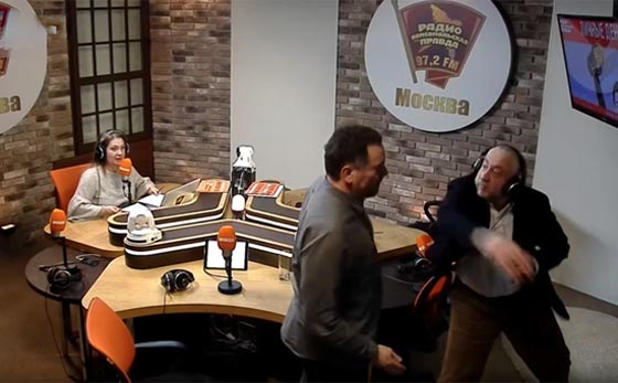 عراك بالأيدي بسبب الزعيم السوفيتي الراحل ستالين  صورة رقم 2