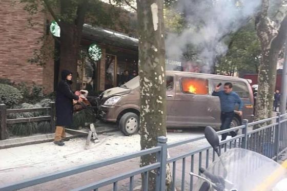 شاهد.. شاحنة تصدم المارة في شانغهاي وسقوط 18 جريحا صورة رقم 1