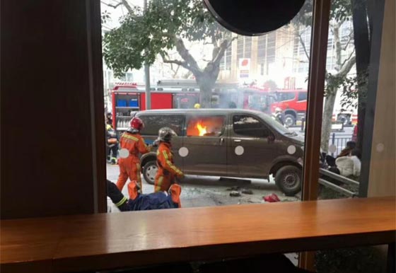 شاهد.. شاحنة تصدم المارة في شانغهاي وسقوط 18 جريحا صورة رقم 2