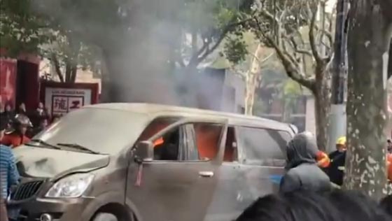 شاهد.. شاحنة تصدم المارة في شانغهاي وسقوط 18 جريحا صورة رقم 10