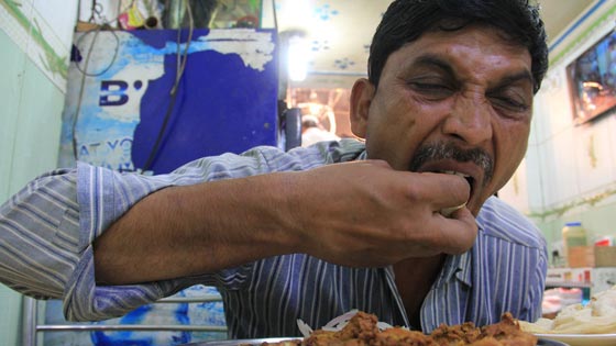 لأن الشيطان يأكل فيها.. إياك أن تأكل بيدك اليسرى إذا كنت في تركيا صورة رقم 3 لأن الشيطان يأكل فيها.. إياك أن تأكل بيدك اليسرى إذا كنت في تركيا صورة رقم 3