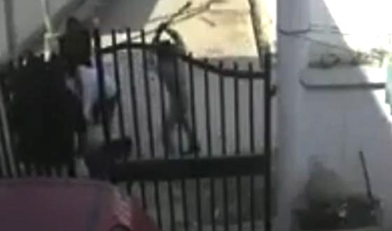 بالفيديو.. هندية تنقذ زوجها من عصابة هاجمته امام المنزل صورة رقم 1 بالفيديو.. هندية تنقذ زوجها من عصابة هاجمته امام المنزل صورة رقم 1