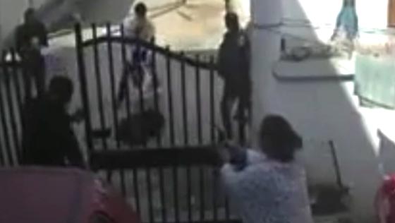 بالفيديو.. هندية تنقذ زوجها من عصابة هاجمته امام المنزل صورة رقم 3 بالفيديو.. هندية تنقذ زوجها من عصابة هاجمته امام المنزل صورة رقم 3