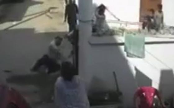 بالفيديو.. هندية تنقذ زوجها من عصابة هاجمته امام المنزل صورة رقم 4 بالفيديو.. هندية تنقذ زوجها من عصابة هاجمته امام المنزل صورة رقم 4